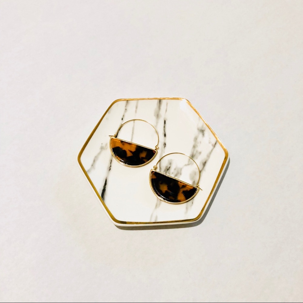 OLIVIA HALF CIRCLE HOOP DROP TORTOISE EARRINGS - Picture 4 of 6